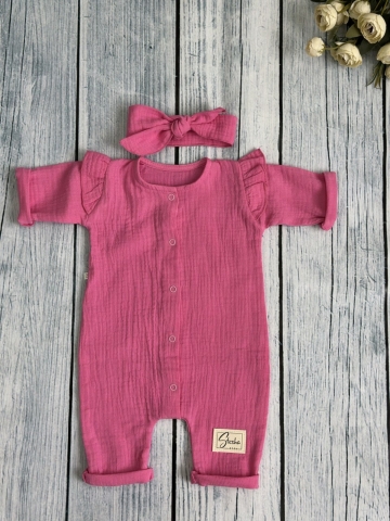 Купить оптом 336-Ф. Комбинезон с повязкой для девочки из муслина, хлопок 100%, размеры 56,62,68, фуксия в Дзержинске