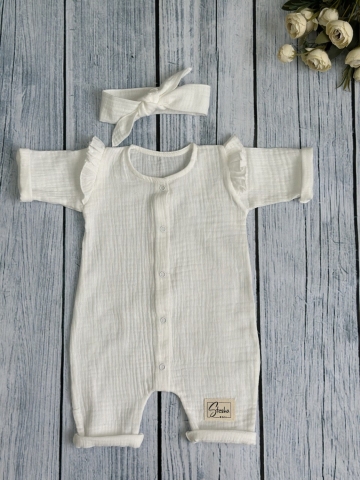 Купить оптом 336-МО. Комбинезон с повязкой для девочки из муслина, хлопок 100%, размеры 56,62,68, молочный в Дзержинске