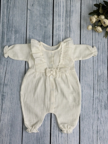 Купить оптом 337-МО. Комбинезон с бантом для девочки из муслина, хлопок 100%, размеры 56,62,68, молочный в Дзержинске